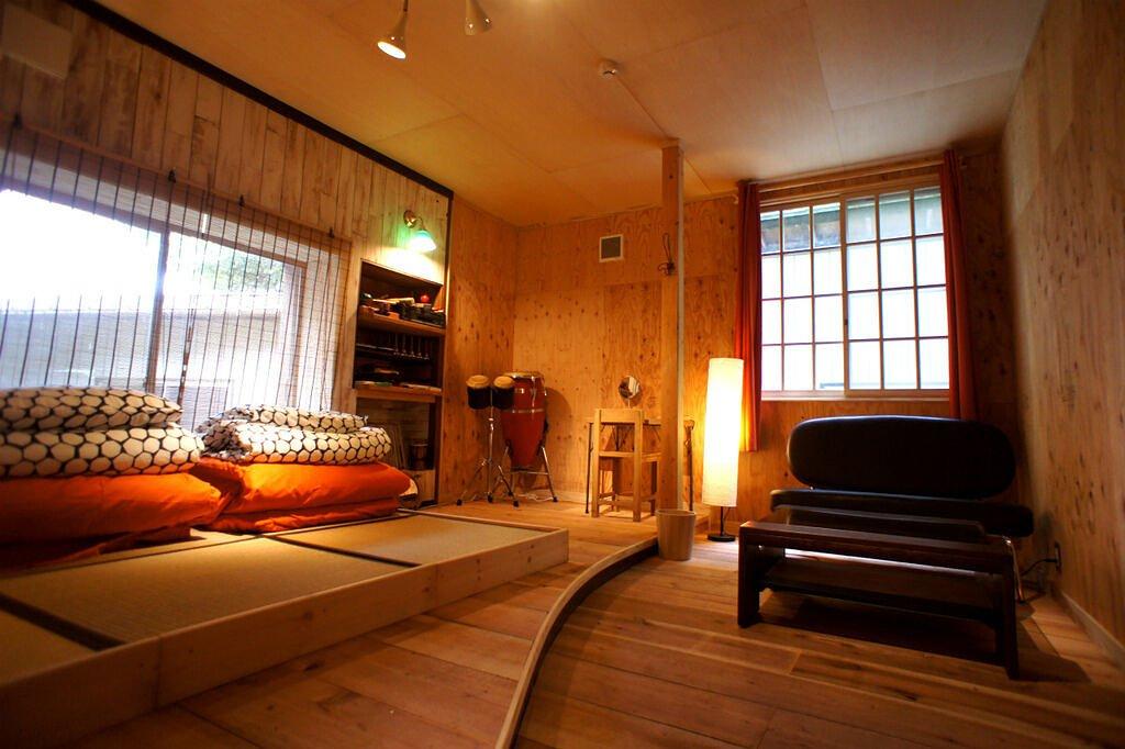 Brown Room / White Room - Saku Cafe