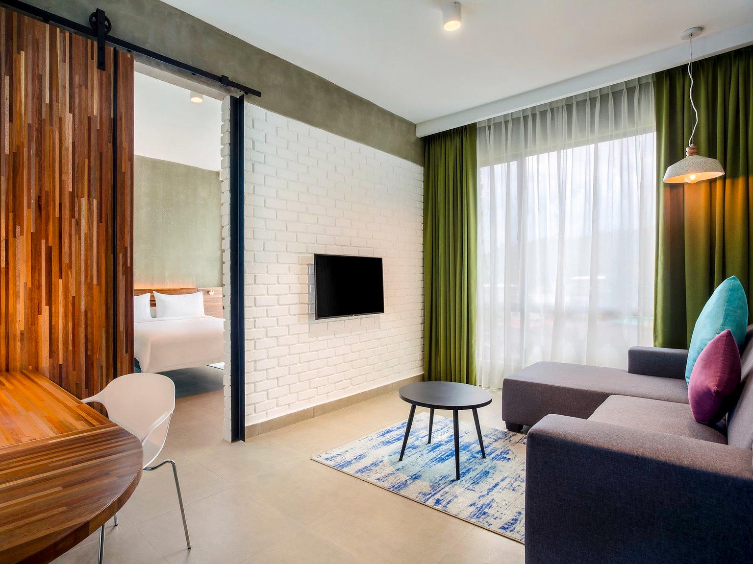 Superior Suite Room with 1 Queen Size Bed - ibis Styles Kota Kinabalu Inanam