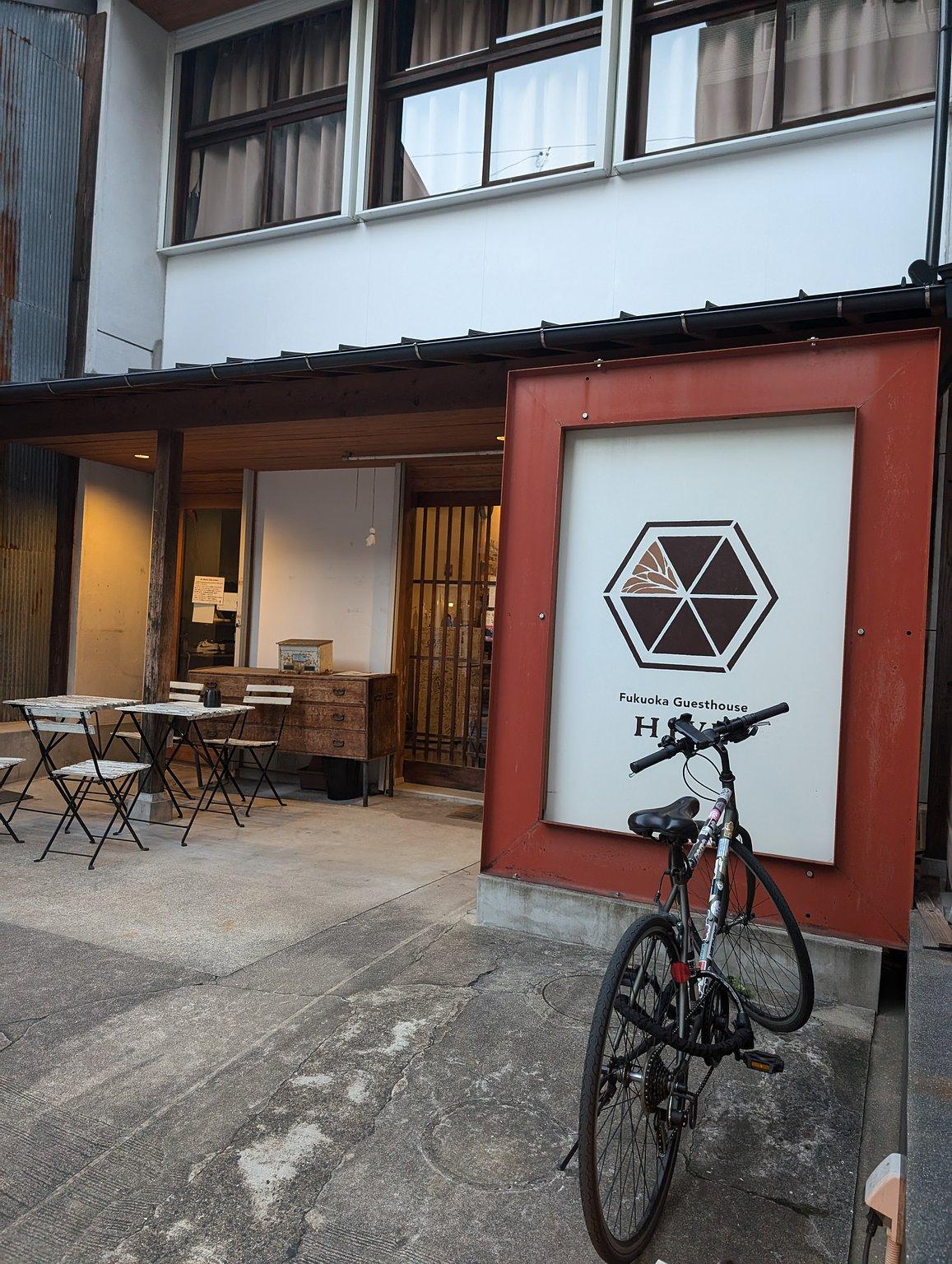 博多駅から歩いて10分。古き街並みと異文化のまち『祇園』