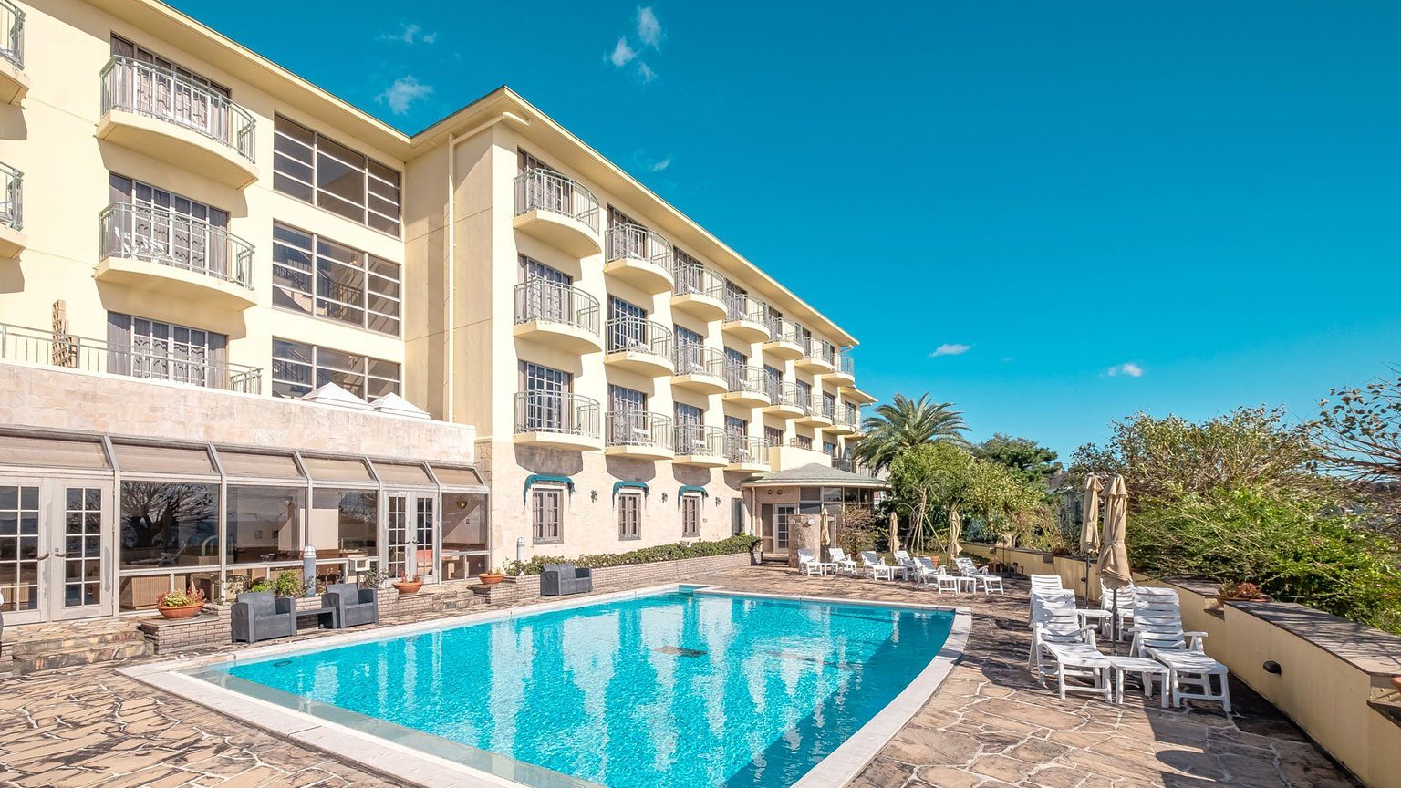 プールでゆったり過ごすリゾートホテル特集